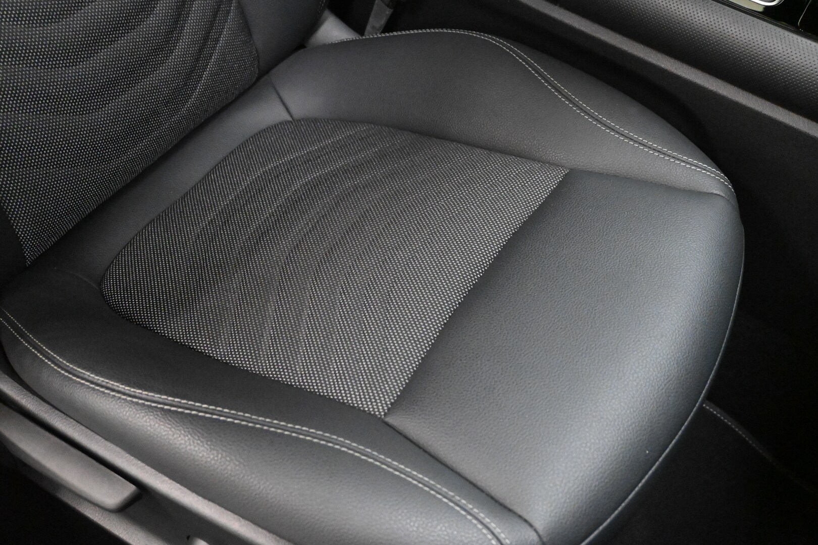 MERCEDES GLA (H247) GLA 180 d Automati…