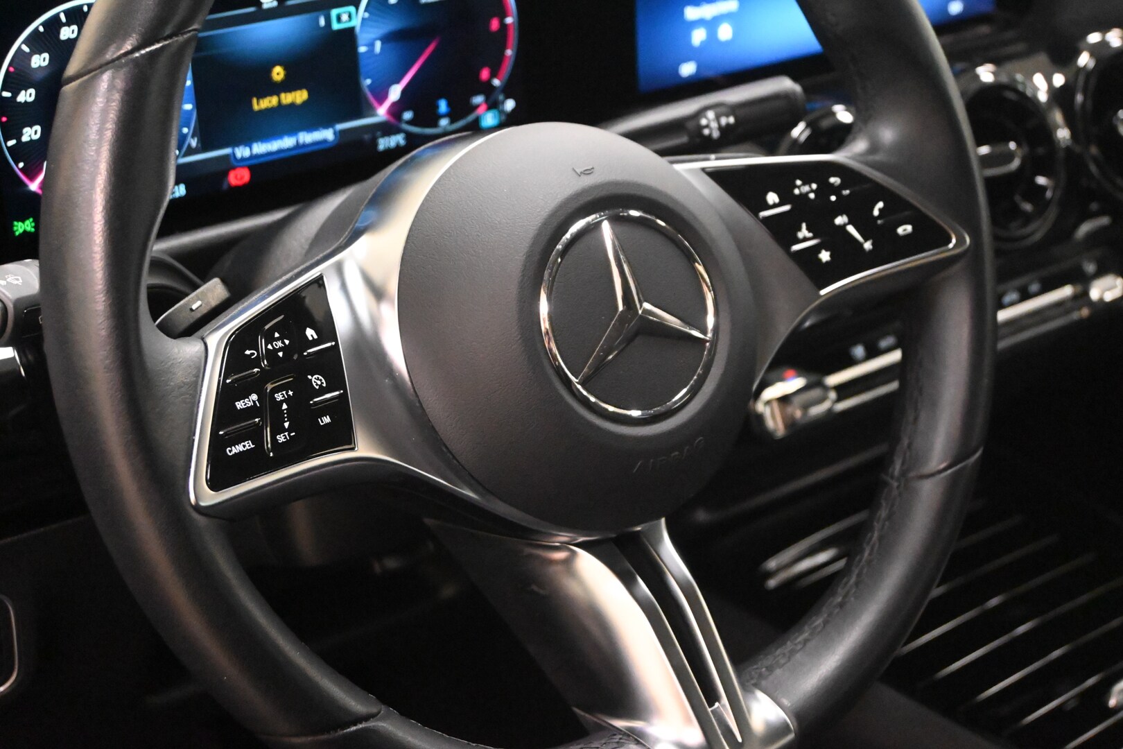 MERCEDES GLA (H247) GLA 180 d Automati…